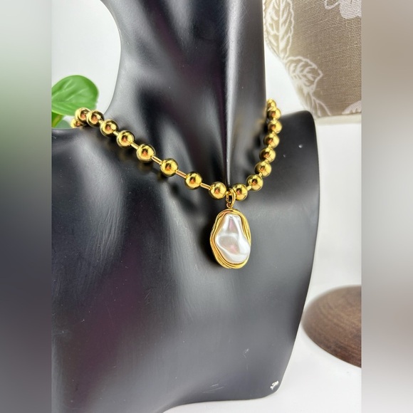 Gold Beaded Necklace with Irregular Pearl Pendant โจ - Picture 3 of 8